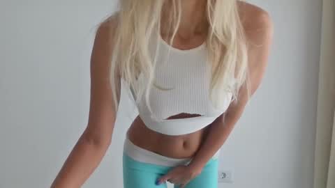 Snapshot of angelsquirting chatting on October 13, 6:27 am Alesia online show from October 13, 6:27 am