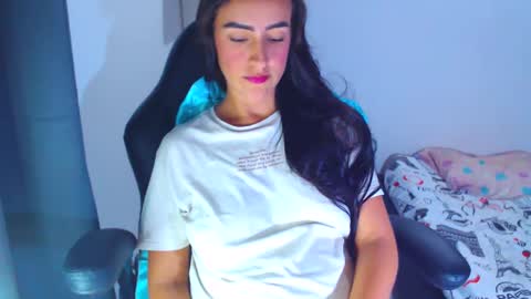 Snapshot of angie_dreamgirl chatting on December 9, 10:30 pm IG angie dreamgirl01 online show from December 9, 10:30 pm
