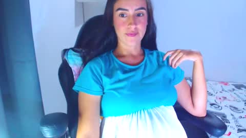 Snapshot of angie_dreamgirl chatting on December 8, 10:14 pm IG angie dreamgirl01 online show from December 8, 10:14 pm