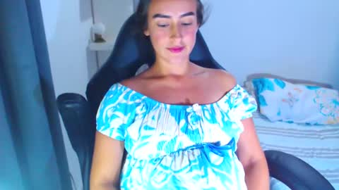 Snapshot of angie_dreamgirl chatting on February 8, 10:29 pm IG angie dreamgirl01 online show from February 8, 10:29 pm