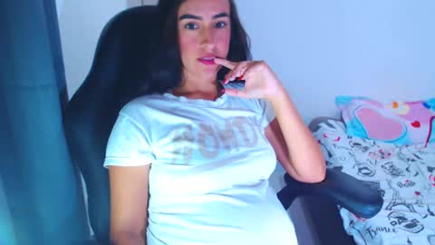 Snapshot of angie_dreamgirl chatting on December 4, 2:37 pm IG angie dreamgirl01 online show from December 4, 2:37 pm