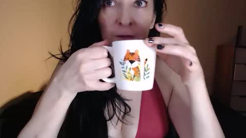 Snapshot of angiesquirt chatting on October 19, 4:47 am VALENTINA online show from October 19, 4:47 am