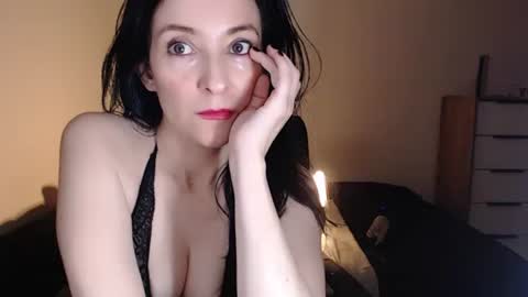 Snapshot of angiesquirt chatting on October 15, 1:08 am VALENTINA online show from October 15, 1:08 am