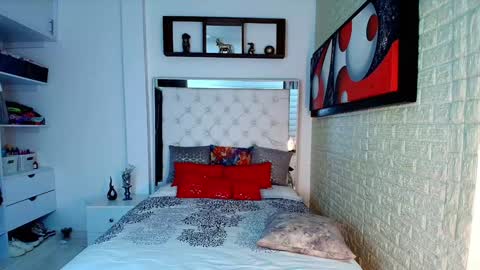 laura  online show from November 4, 8:47 pm