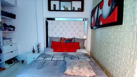 Snapshot of anielli69 chatting on October 6, 1:00 am laura  online show from October 6, 1:00 am