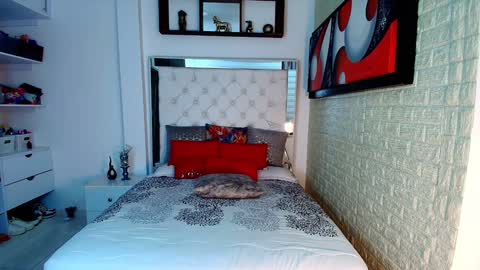 Snapshot of anielli69 chatting on October 23, 2:06 am laura  online show from October 23, 2:06 am