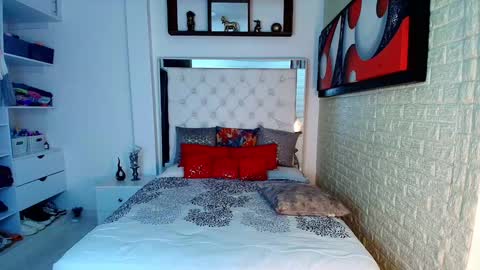 Snapshot of anielli69 chatting on October 30, 2:03 am laura  online show from October 30, 2:03 am