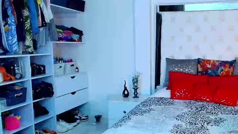 Snapshot of anielli69 chatting on October 28, 1:44 am laura  online show from October 28, 1:44 am