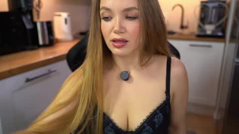 Im Anita thumb up me please its important online show from May 7, 9:40 pm