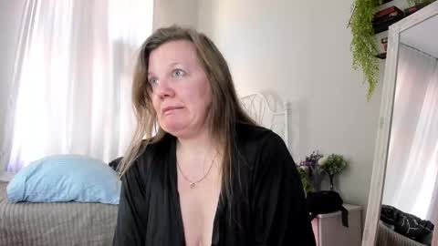 Snapshot of anna_bones chatting on September 10, 9:53 am Anna online show from September 10, 9:53 am