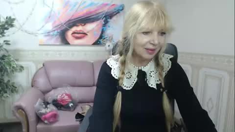 Anna Ditrih online show from December 17, 1:05 pm