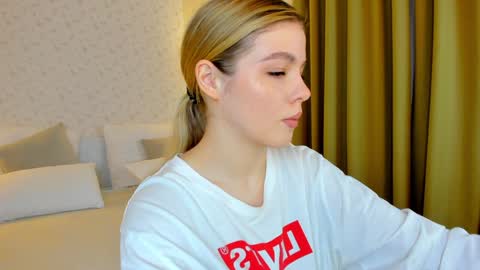 Snapshot of anna_robinson chatting on December 18, 1:05 am Anna online show from December 18, 1:05 am