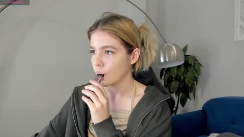 Snapshot of anna_robinson chatting on January 6, 1:09 am Anna online show from January 6, 1:09 am