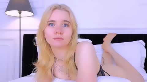 Snapshot of annabellelu chatting on October 27, 5:25 am AnnaBelle online show from October 27, 5:25 am