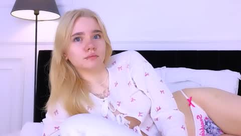 Snapshot of annabellelu chatting on October 22, 2:27 am AnnaBelle online show from October 22, 2:27 am