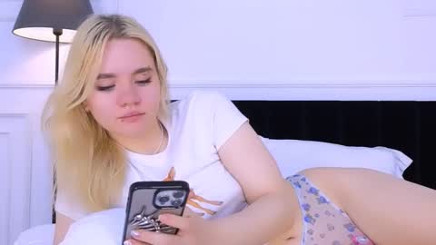 Snapshot of annabellelu chatting on September 28, 2:18 am AnnaBelle online show from September 28, 2:18 am