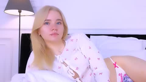 Snapshot of annabellelu chatting on October 18, 2:25 am AnnaBelle online show from October 18, 2:25 am