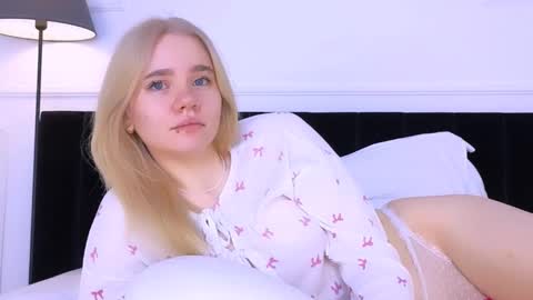 Snapshot of annabellelu chatting on October 15, 2:36 am AnnaBelle online show from October 15, 2:36 am