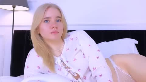 Snapshot of annabellelu chatting on October 16, 2:47 am AnnaBelle online show from October 16, 2:47 am