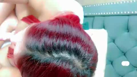 Snapshot of anne_julienne chatting on December 13, 11:28 pm online show from December 13, 11:28 pm