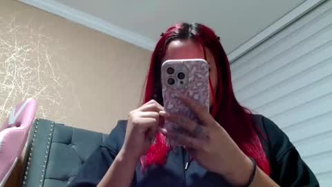 Snapshot of anne_julienne chatting on February 17, 11:33 pm online show from February 17, 11:33 pm