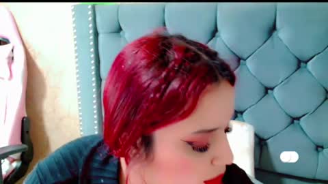 Snapshot of anne_julienne chatting on February 15, 2:47 am online show from February 15, 2:47 am