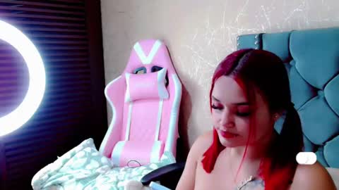 Snapshot of anne_julienne chatting on January 14, 12:00 am online show from January 14, 12:00 am