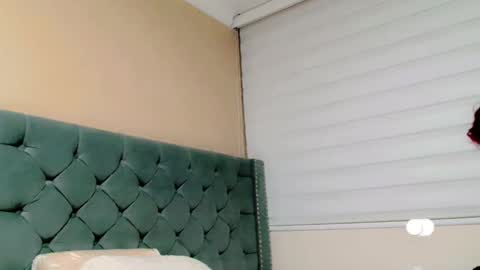 Snapshot of anne_julienne chatting on February 4, 11:38 pm online show from February 4, 11:38 pm