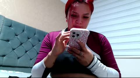Snapshot of anne_julienne chatting on January 23, 11:37 pm online show from January 23, 11:37 pm