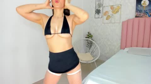 Snapshot of anni_cervantes chatting on October 24, 4:19 am Ana online show from October 24, 4:19 am