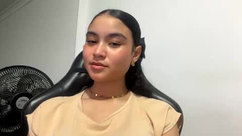 anni_rouse_ online show from November 9, 12:16 am