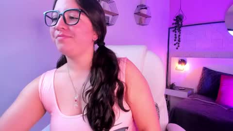 Snapshot of annia_paris chatting on February 22, 1:00 am annya online show from February 22, 1:00 am