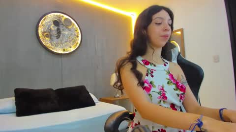 A N N I E  online show from September 22, 12:03 pm