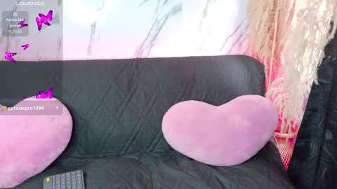 annie_loff online show from February 5, 6:55 pm