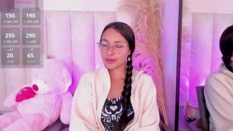 Snapshot of annie_lought chatting on November 1, 1:37 pm online show from November 1, 1:37 pm