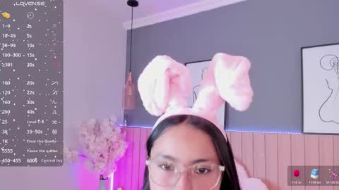 Snapshot of annie_lought chatting on October 6, 12:00 pm online show from October 6, 12:00 pm