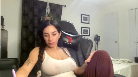 Snapshot of annie_xxx111 chatting on January 25, 5:29 am annie_xxx111 online show from January 25, 5:29 am