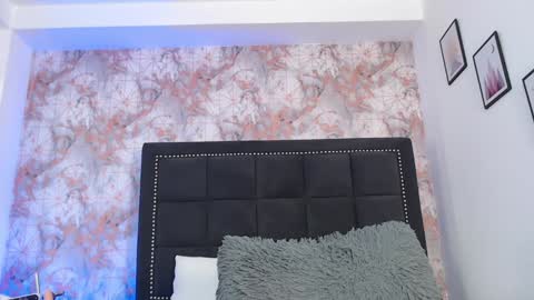 Anniieleonhart online show from February 5, 8:25 pm