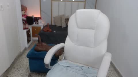 Snapshot of annita_cooper_ chatting on January 1, 5:11 pm anna online show from January 1, 5:11 pm