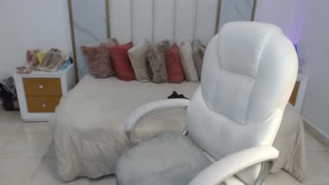 Snapshot of annita_cooper_ chatting on October 1, 9:53 pm anna online show from October 1, 9:53 pm