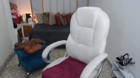 Snapshot of annita_cooper_ chatting on January 27, 6:41 pm anna online show from January 27, 6:41 pm