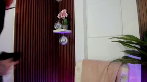 Snapshot of annybuny chatting on December 28, 11:30 am Ana online show from December 28, 11:30 am