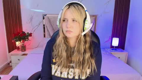 My name is Andrea  thumb up me please its important online show from January 17, 9:33 pm