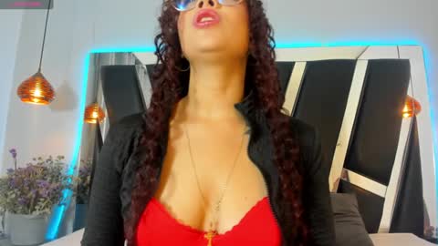Snapshot of antonellepiercee chatting on December 3, 11:10 am A N T O N E L L E online show from December 3, 11:10 am