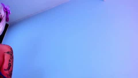 Snapshot of antonellepiercee chatting on February 23, 3:39 am A N T O N E L L E online show from February 23, 3:39 am