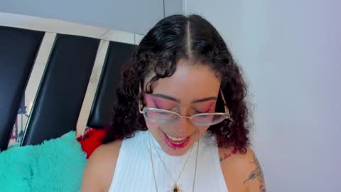 Snapshot of antonellepiercee chatting on February 4, 11:38 am A N T O N E L L E online show from February 4, 11:38 am