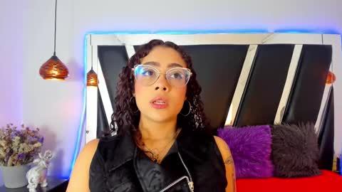 Snapshot of antonellepiercee chatting on February 19, 11:38 am A N T O N E L L E online show from February 19, 11:38 am