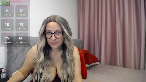 Snapshot of aphrodite32 chatting on October 20, 5:54 am Sarah online show from October 20, 5:54 am