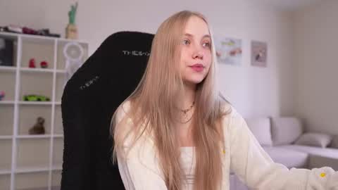 Snapshot of appr0ved chatting on October 12, 7:44 am  REYNA  next stream on December 3rd online show from October 12, 7:44 am