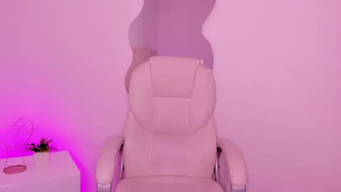 Snapshot of april_ebony18_ chatting on January 10, 10:39 am April online show from January 10, 10:39 am